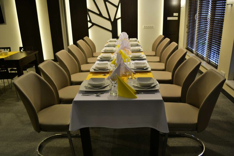 Nakryty stół dla gości w Villa Buki Hotel Jastrzębia Góra
