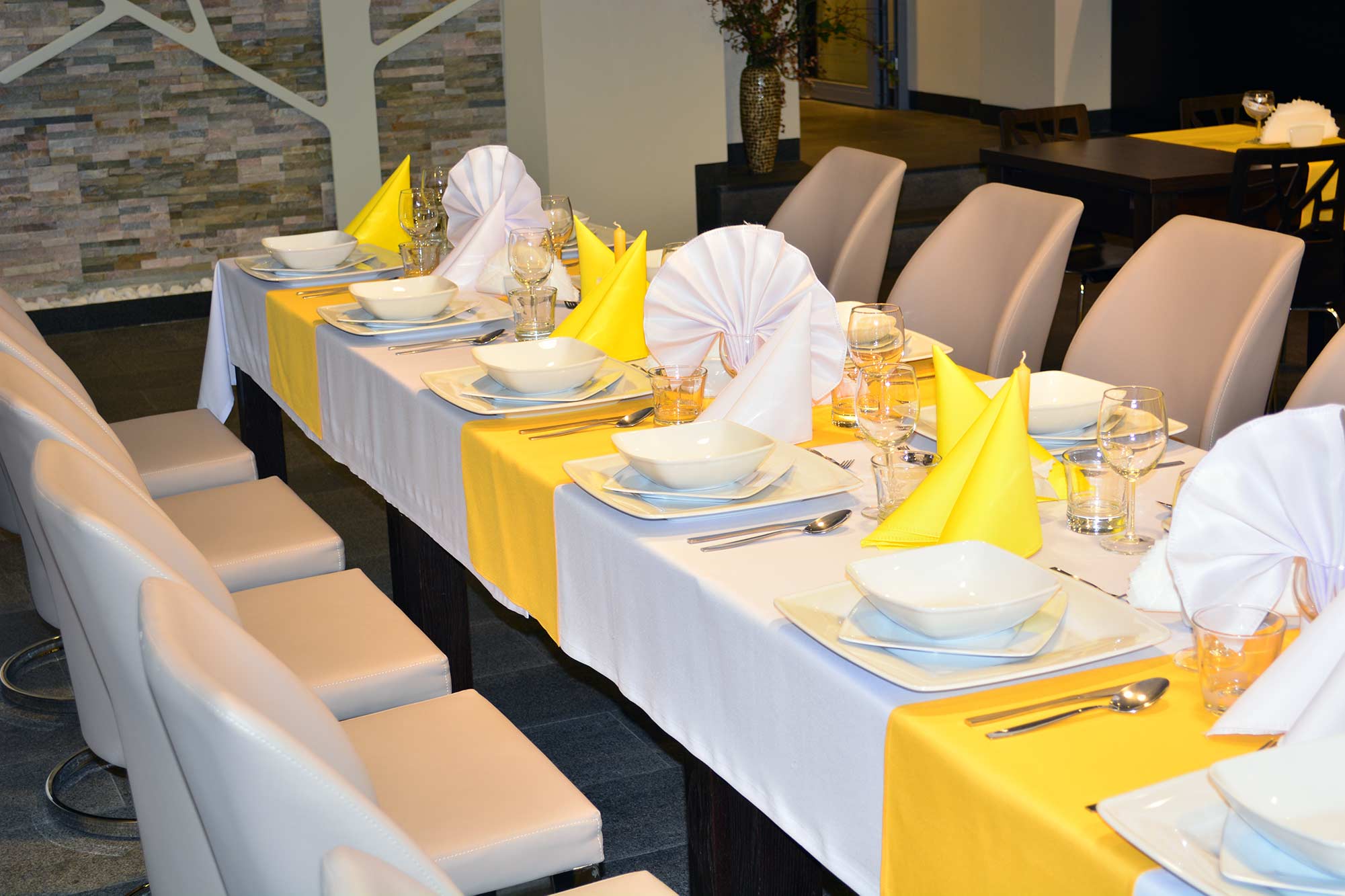 Nakryty stół dla gości w Villa Buki