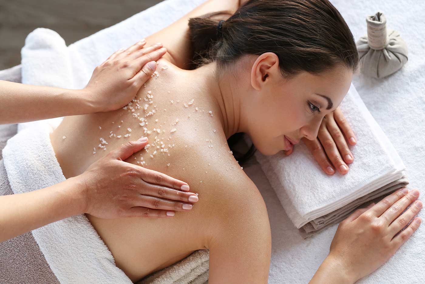 Kobieta w trakcie masażu